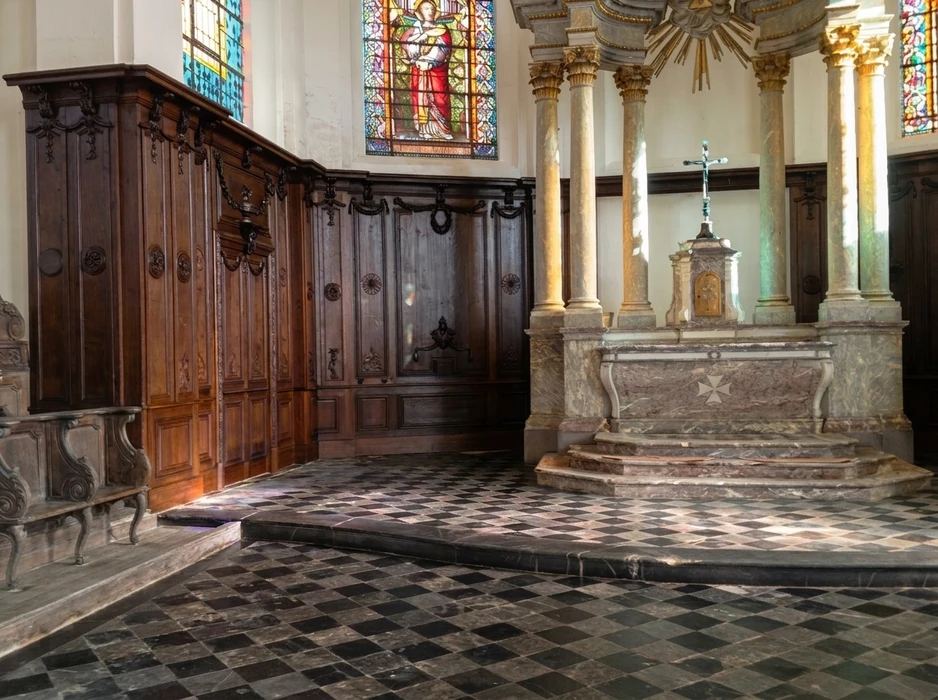 Intérieur d'église catholique, nef latérale déserte