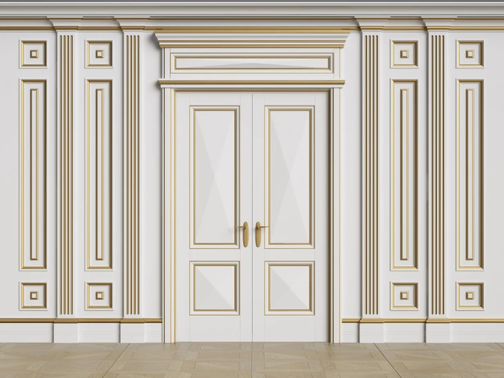 Intérieur luxueux avec mur à boiseries classiques blanches rehaussées d'ornements dorés