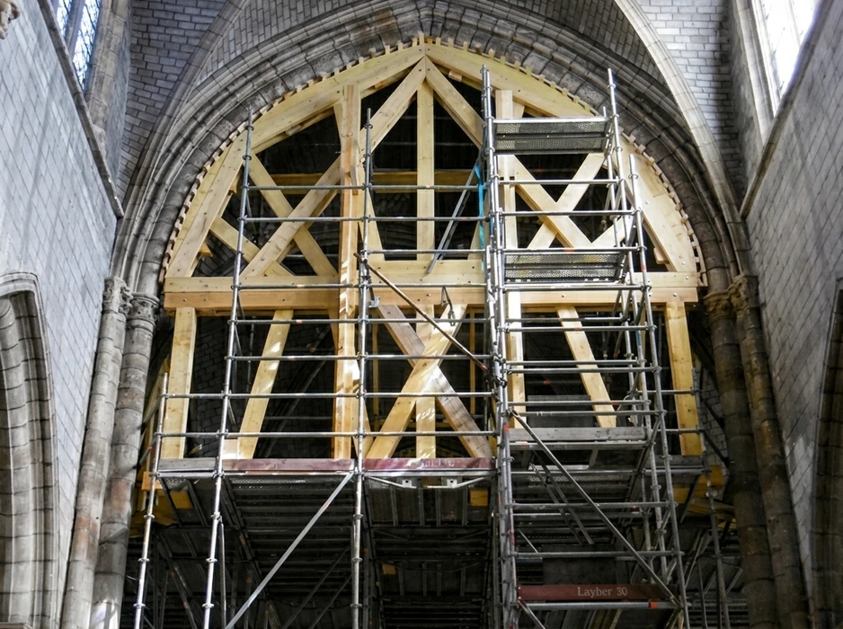 Intérieur d'une cathédrale gothique en rénovation