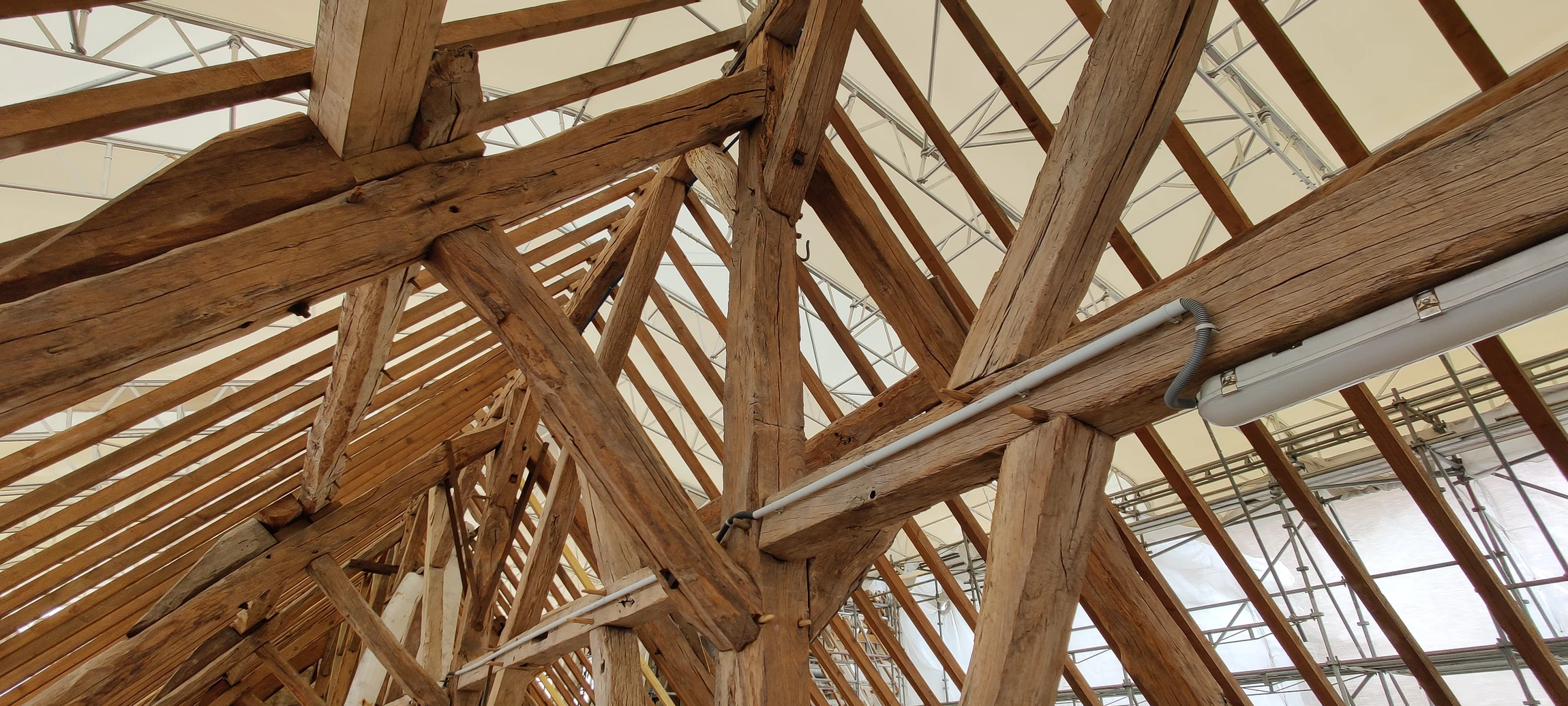 Chantier de construction d'une charpente en bois massif sous ciel bleu