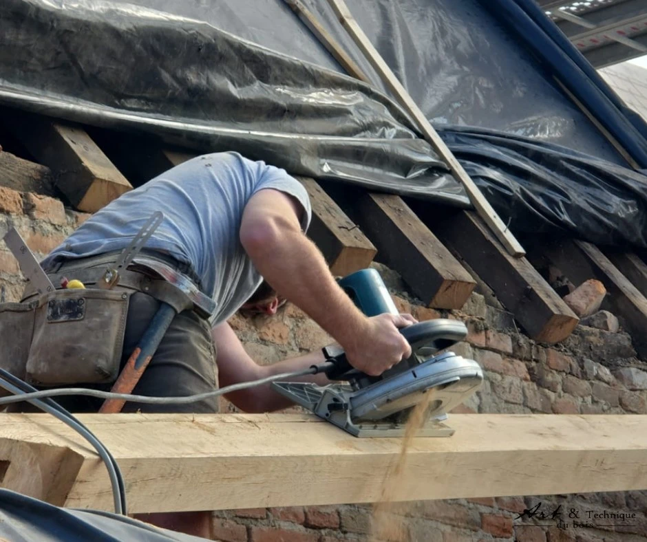 Chantier de construction extérieur avec ouvriers en combinaisons bleues et casques jaunes travaillant sur charpente bois