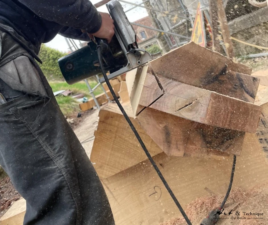 Plans d'architecture techniques étalés sur surface de travail avec blocs de construction en bois naturel empilés au centre