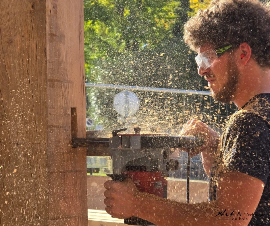 Deux hommes en tenue professionnelle analysent des plans d'architecture sur une table blanche dans un bureau moderne