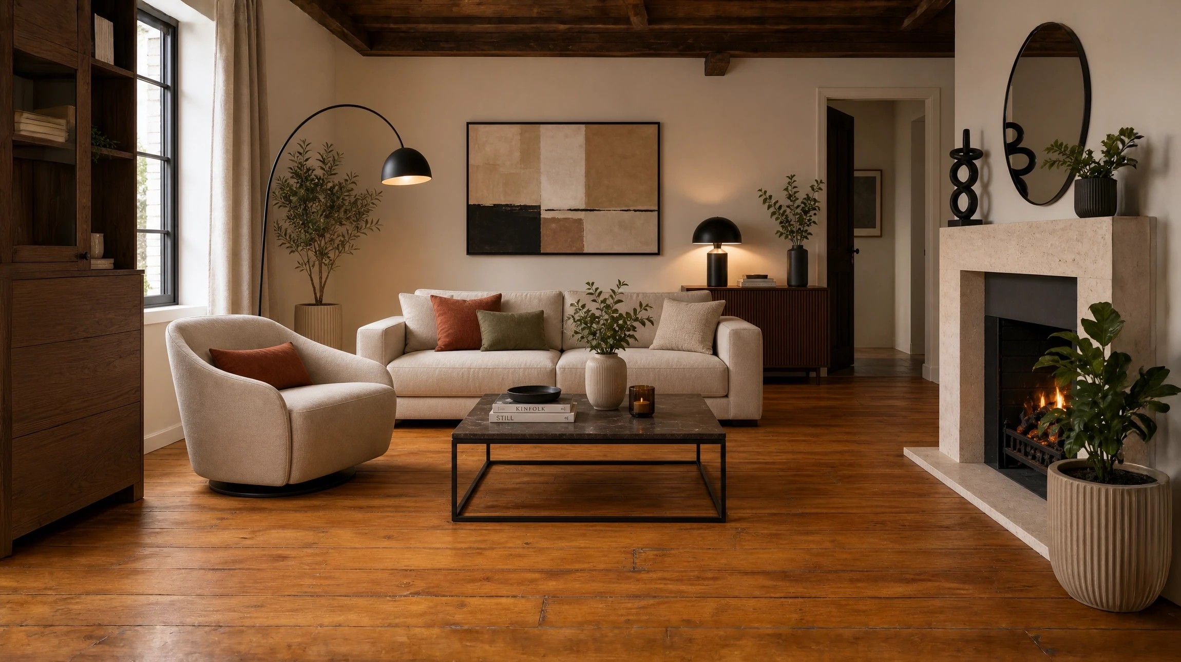 Intérieur d'un grenier ou comble en bois avec poutres apparentes et plancher