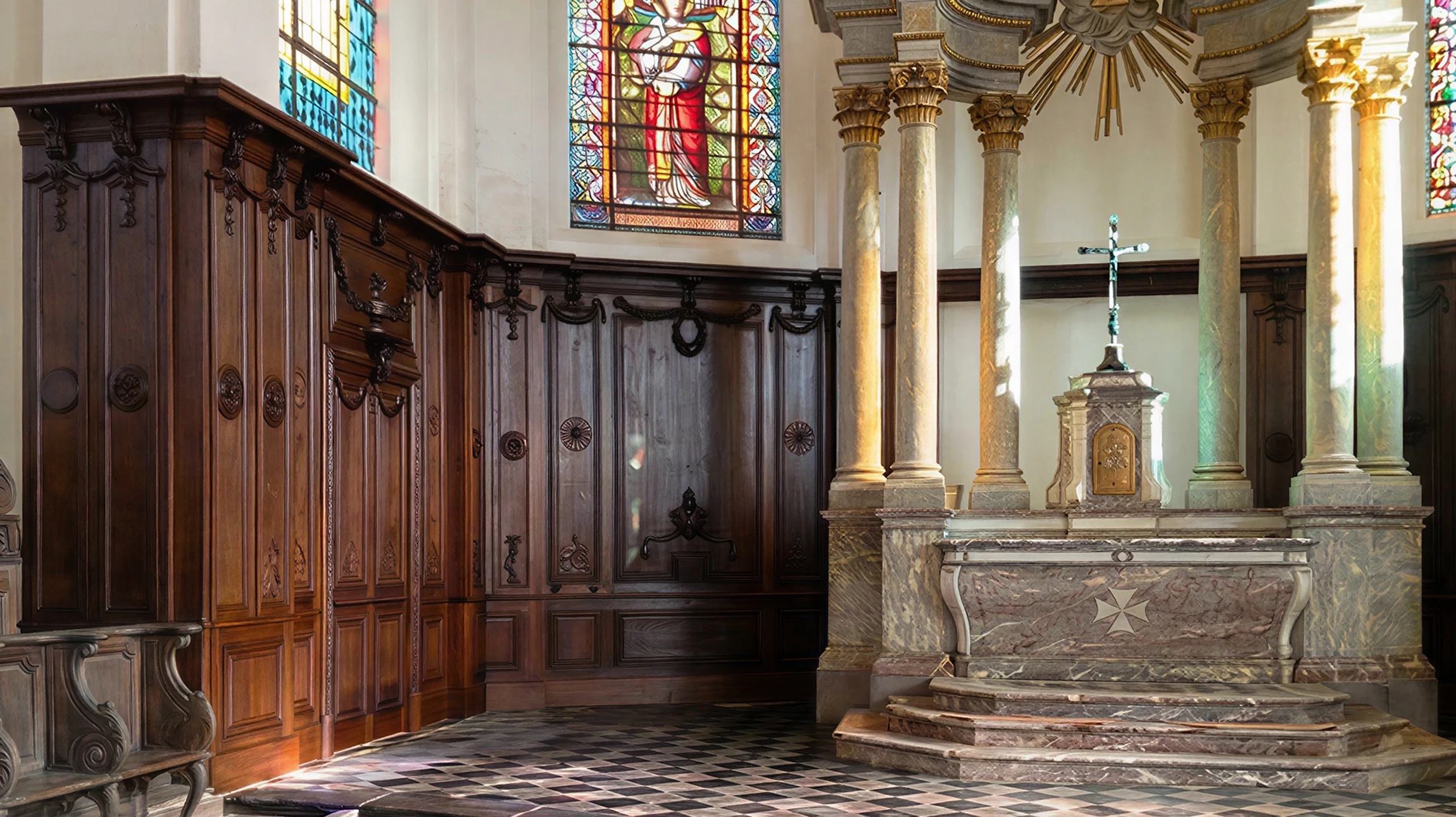 Façade restaurée d'une chapelle néo-romane en pierre de taille calcaire et enduit stuqué beige