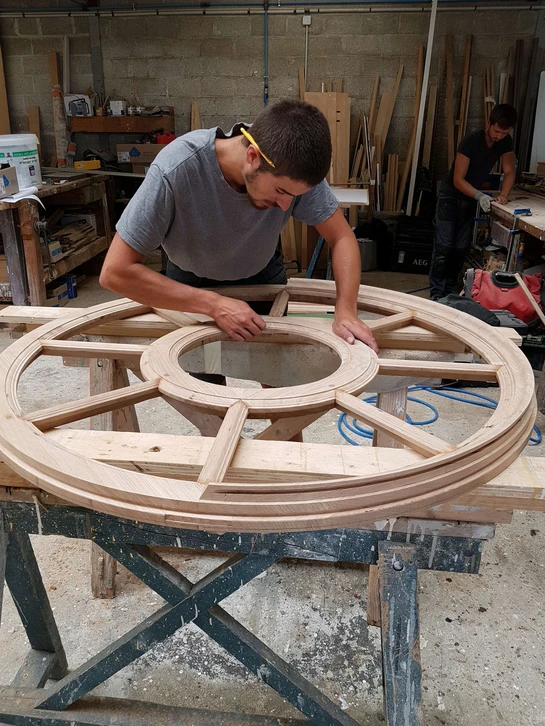 Extérieur d'une église monastique médiévale en pierre calcaire avec clochers cylindriques à toitures coniques