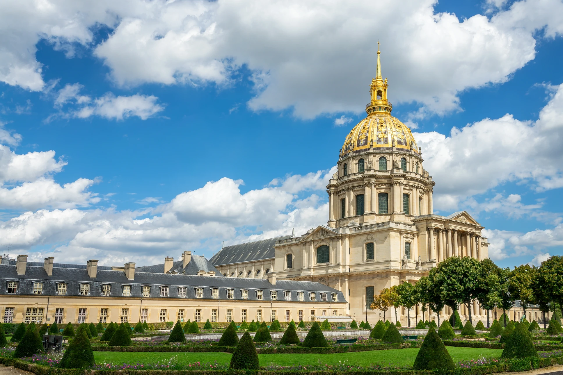 Façade officielle d'un bâtiment gouvernemental français avec drapeaux tricolores, architecture classique en pierre de taille, colonnes, balustrades sculptées