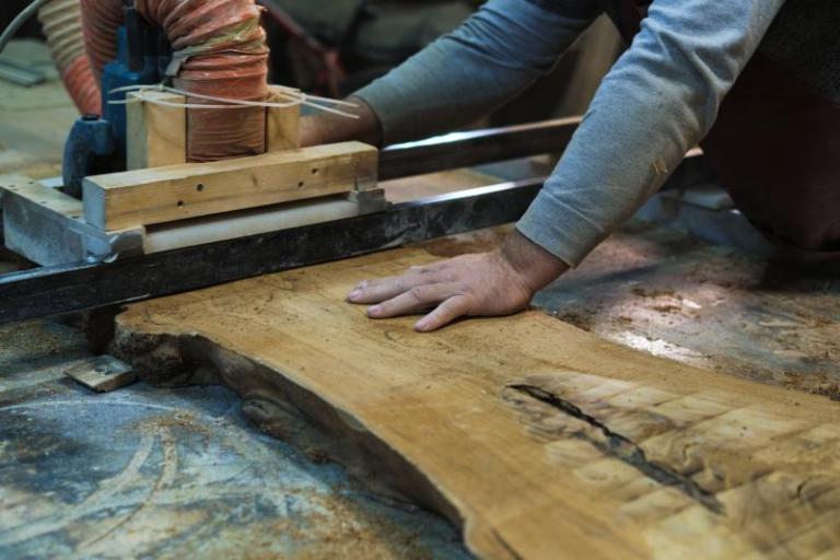 Les secrets des artisans spécialisés dans la restauration du bois
